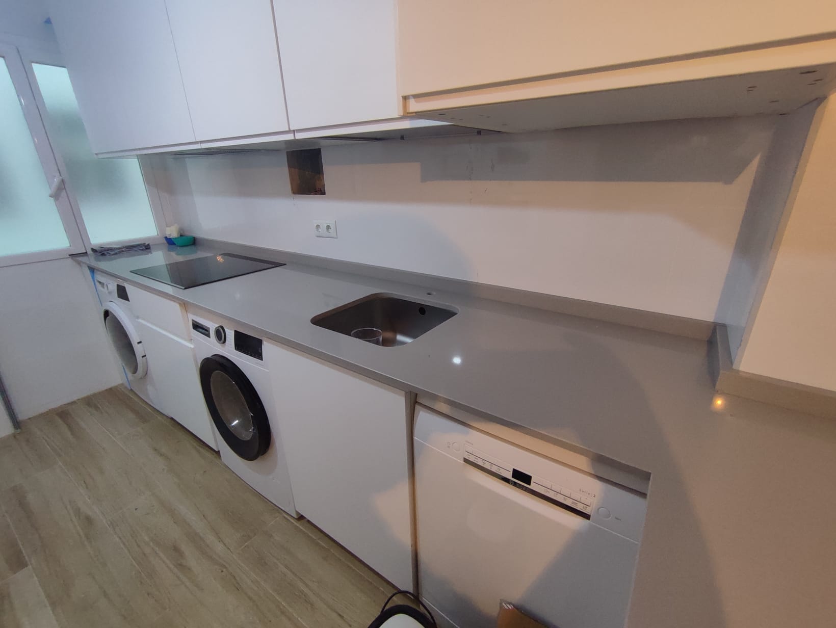 Cocina moderna con encimera gris — Navarra