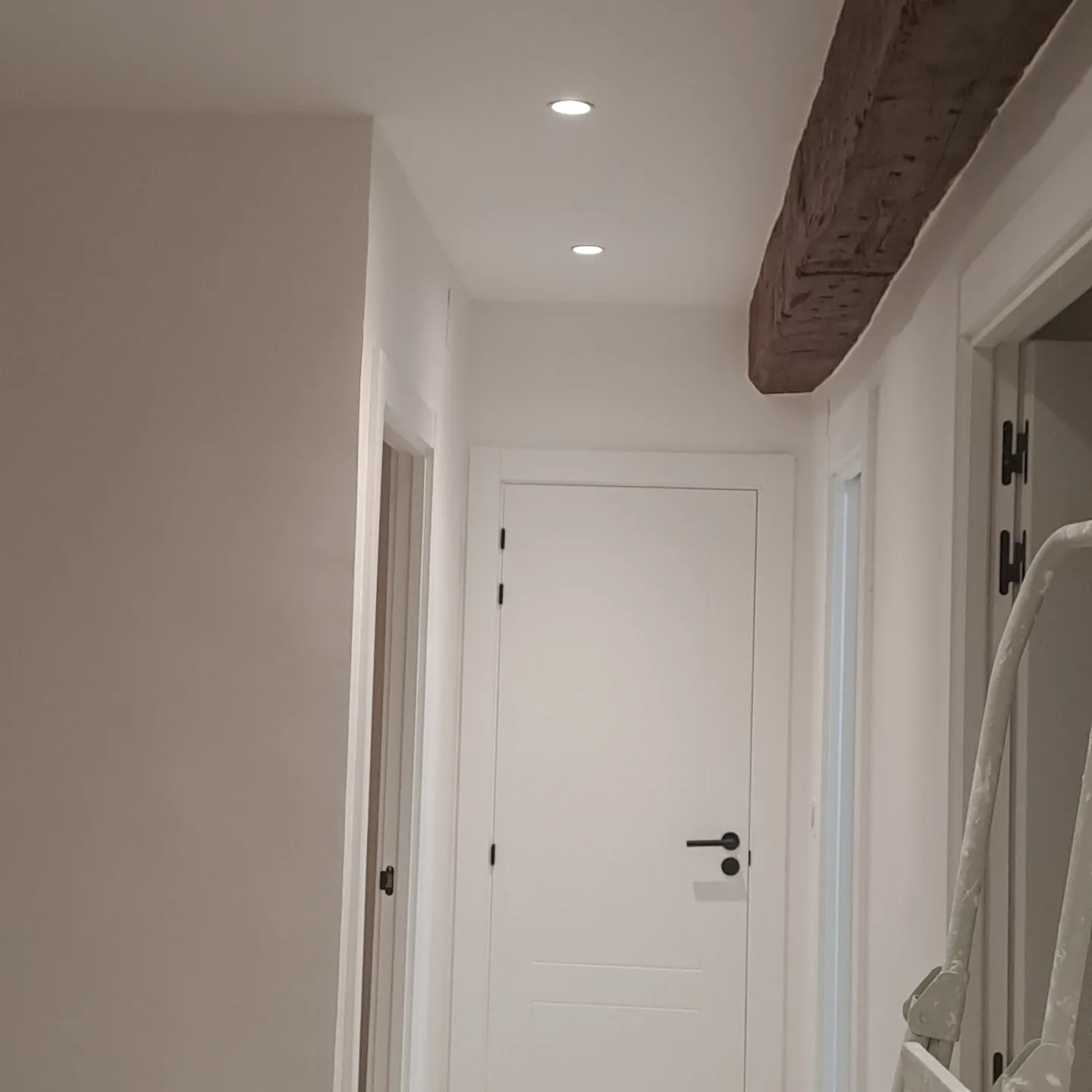 Pasillo reformado con viga y focos LED — Navarra